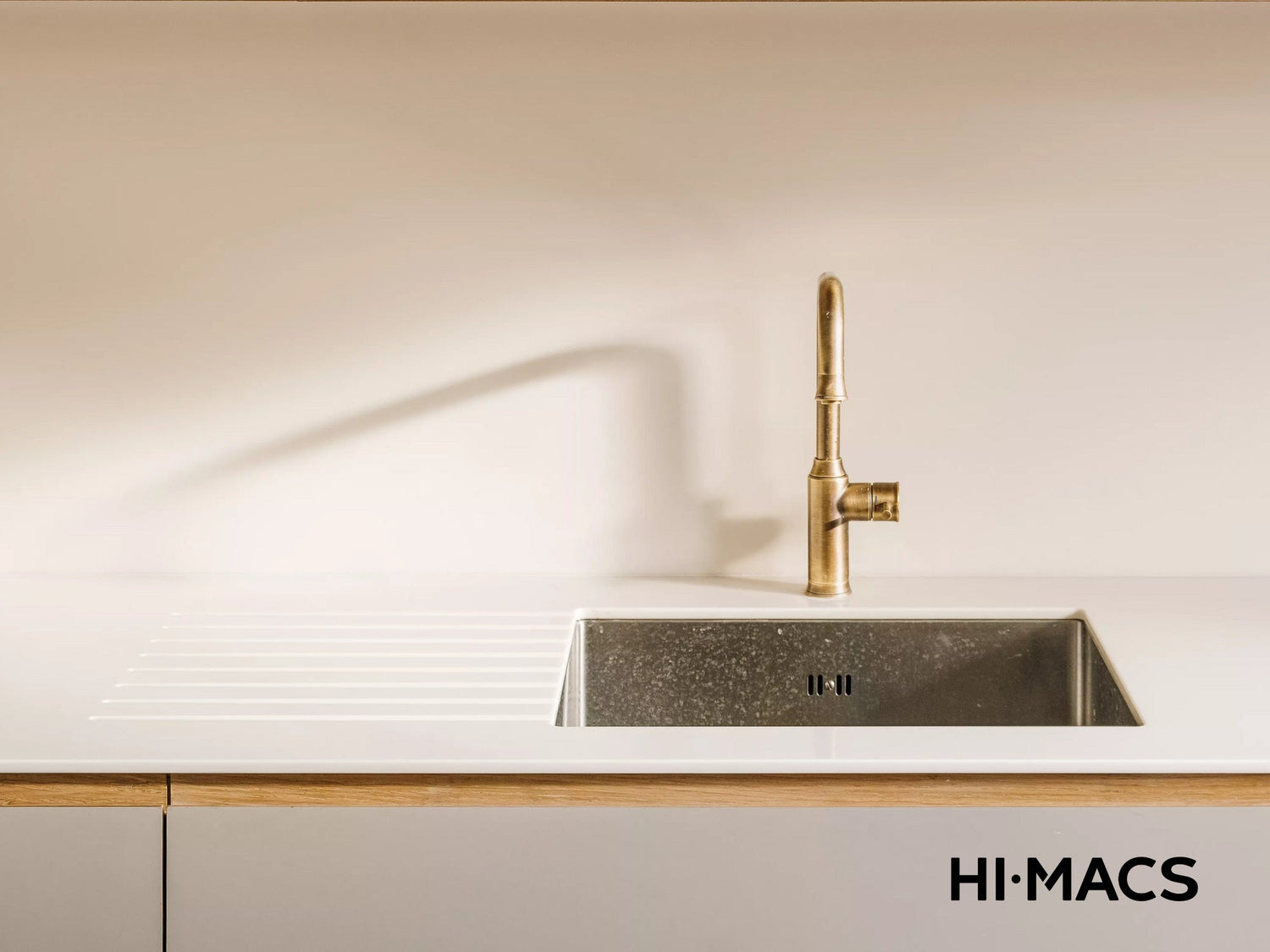 HiMacs vs. Massivholz: Welche Küchenarbeitsplatte passt zu Ihrem Lifestyle?