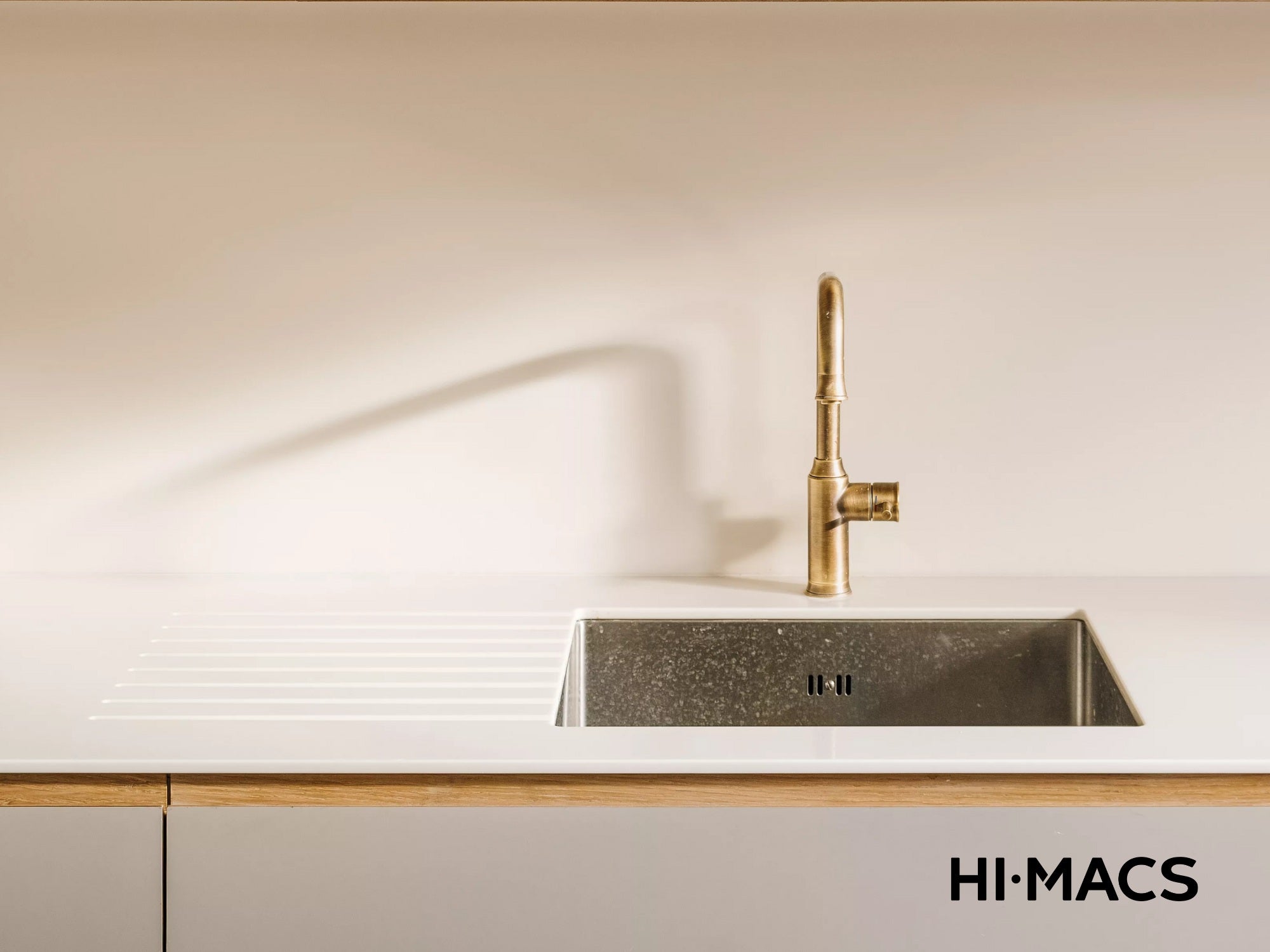 HiMacs vs. Massivholz: Welche Küchenarbeitsplatte passt zu Ihrem Lifestyle?